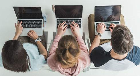 Our students studying online. Nuestros estudiantes estudian virtual Aparicio Online School, our College online educational programmes are specifically designed for online learning to ensure that learners are fully engaged to bring out the best in every learner.