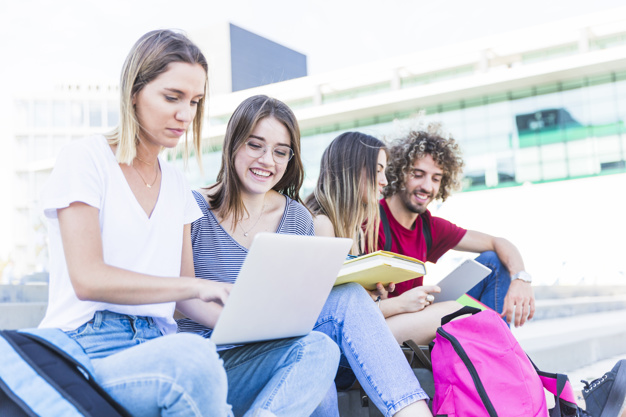 Students choosing their place of study online